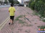 拉線占據(jù)人行道  居民出行有危險