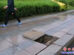 民生路：這個破損井蓋該換了！