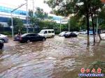 營口市：急雨讓路變河 汽車“游泳”前行