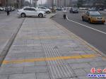 營(yíng)口：街頭盲道被占據(jù) 盲道成了“斷頭路”