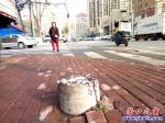營(yíng)口市：人行道上為何留塊絆腳石？