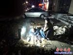 營口：兩名供暖搶修工人挑燈夜戰(zhàn)