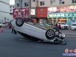 營(yíng)口：一轎車(chē)“四輪朝天”躺在路中間
