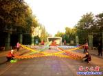 迎國慶：舞龍隊在營口市人民公園編出大五星
