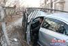 營口一私家車撞開圍欄2
