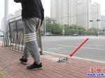營口：人行道上有“暗器”  過往市民要注意