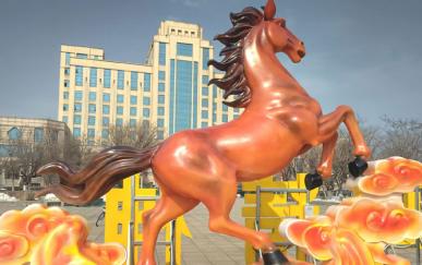 營口市一馬當(dāng)先鯉跳龍門鮮花盛開迎新春